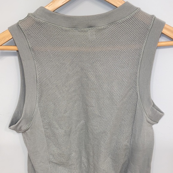 Athleta NWOT soft workout shirt with mesh back, great condition, size small - Picture 3 of 6